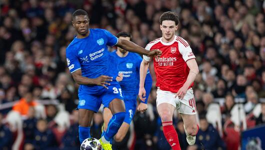 Christian Kofane und Declan Rice kämpfen um den Ball.
