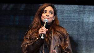 Collien Fernandes auf einer Demonstration in Hamburg.