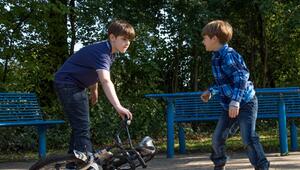 Zwei Brüder streiten sich um ein Fahrrad