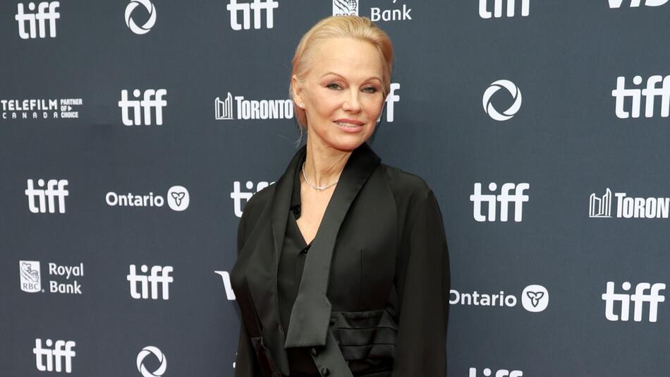 Pamela Anderson strahlt auf Premiere von "The Last Showgirl"