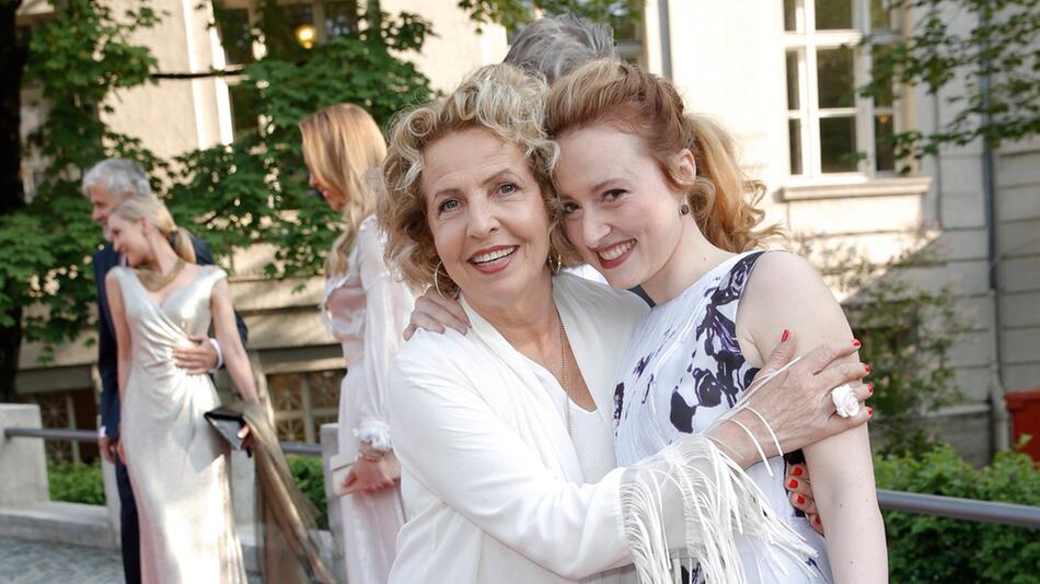 Michaela May (l.) und Filmtochter Wanda Perdelwitz 2018 bei der Verleihung des Blauen Panther in ...