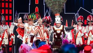 "Kölle Alaaf - Die Mädchensitzung": Die Kölner Prinzengarde auf der Bühne.