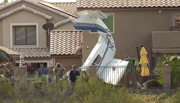 Schock in Arizona: Kleinflugzeug kracht in Wohngebiet und landet in Garten