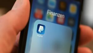 Die Paypal-App ist auf einem Smartphone zu sehen