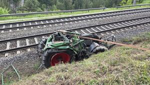 Ein Traktor stürzte auf die Gleise und wurde vom Zug erfasst