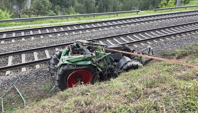 Ein Traktor stürzte auf die Gleise und wurde vom Zug erfasst