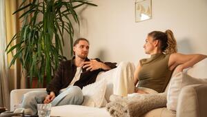 Ein Freund und seine Freundin reden auf dem Sofa