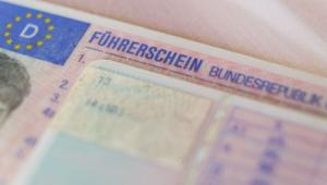 Zwei Führerscheine liegen auf einem Tisch