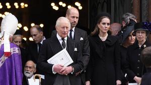König Charles III., Prinz William, Prinzessin Kate und Prinzessin Anne (v.l.n.r.) beim Verlassen ...