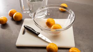 Clementinen liegen auf einem Tisch