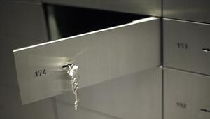 Blick auf ein geöffnetes Schließfach in einer Bank