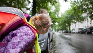 Ein Kind möchte die Straße überqueren