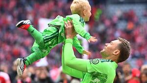 Manuel Neuer und sein Sohn: Die Familie des Torwarts wächst weiter.