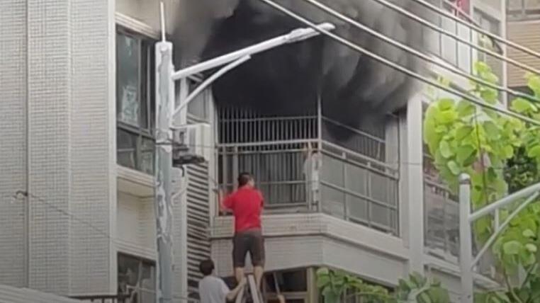 Mann rettet Jungen vom Balkon brennender Wohnung