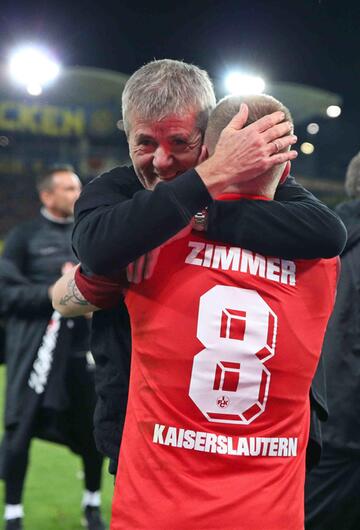 Friedhelm Funkel freut sich mit Jean Zimmer über den Halbfinalsieg im DFB-Pokal in Saarbrücken