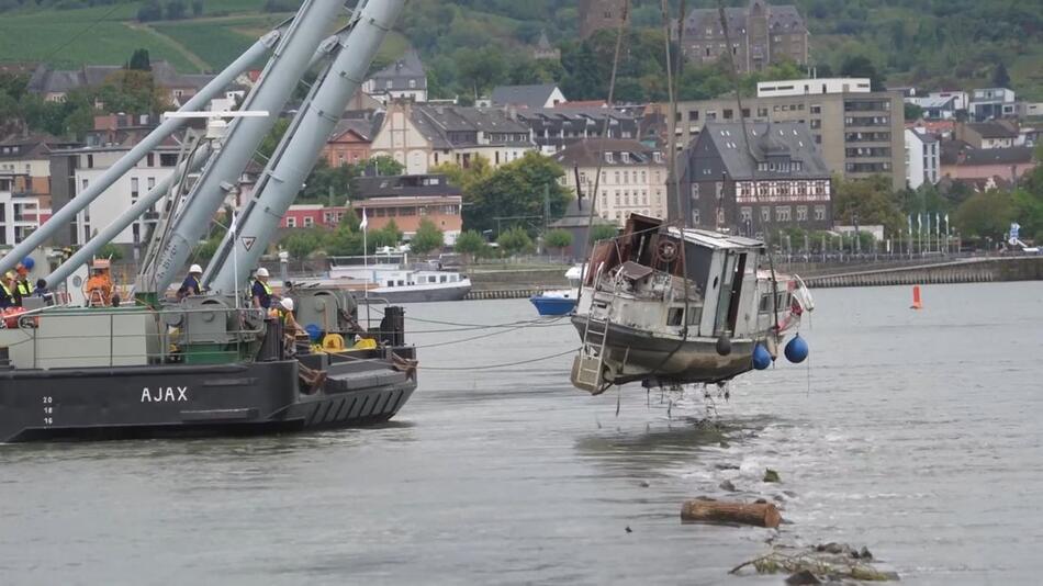 Festsitzendes Sportboot: Schwimmkran hebt gestrandete Jacht aus dem Rhein