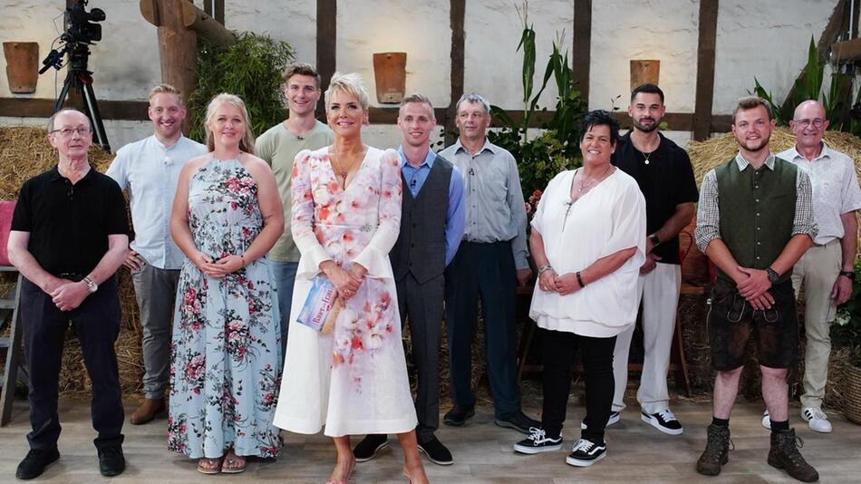Inka Bause mit dem Großteil der diesjährigen Kandidaten bei "Bauer sucht Frau".