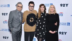 Dan Levy (2. v. l.) mit seinem Vater Eugene Levy und Annie Murphy. Ihre "Schitt's Creek" ...