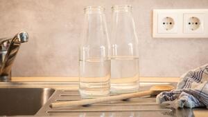 Zwei Glasflaschen mit Wasser stehen in einer Küche