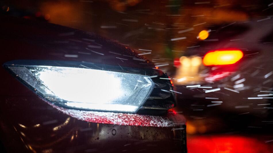 Schneeflocken im Gegenlicht der Autoscheinwerfer