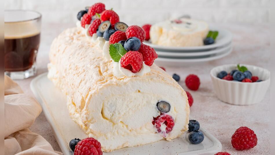 Saisonale Beeren runden das Dessert perfekt ab.