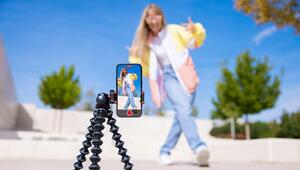 Content-Creatorin bei der Arbeit