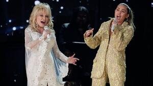 Dolly Parton (l.) und Miley Cyrus bei den Grammy Awards 2019.