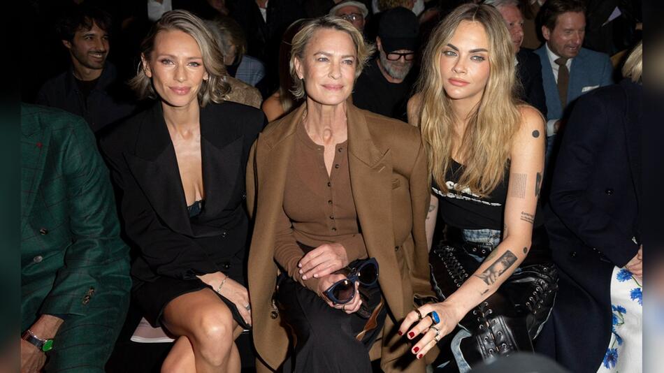Dylan Penn (l.) und Robin Wright saßen bei der Stella-McCartney-Show neben Cara Delevingne in ...