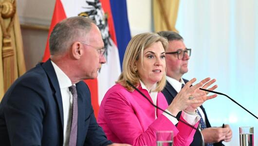 Meinl-Reisinger ist mit dem Doppelbudget zufrieden