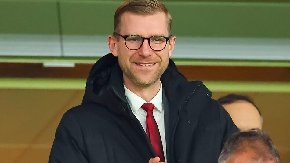 Per Mertesacker gibt Comeback auf dem Platz