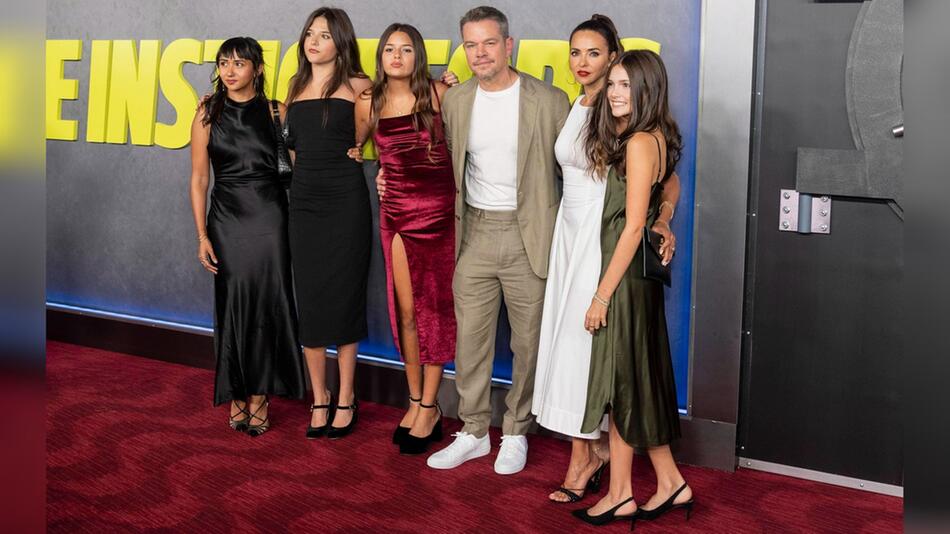 Alexia, Isabella, Gia, Matt Damon, Luciana und Stella (v.l.) auf dem roten Teppich der "The ...