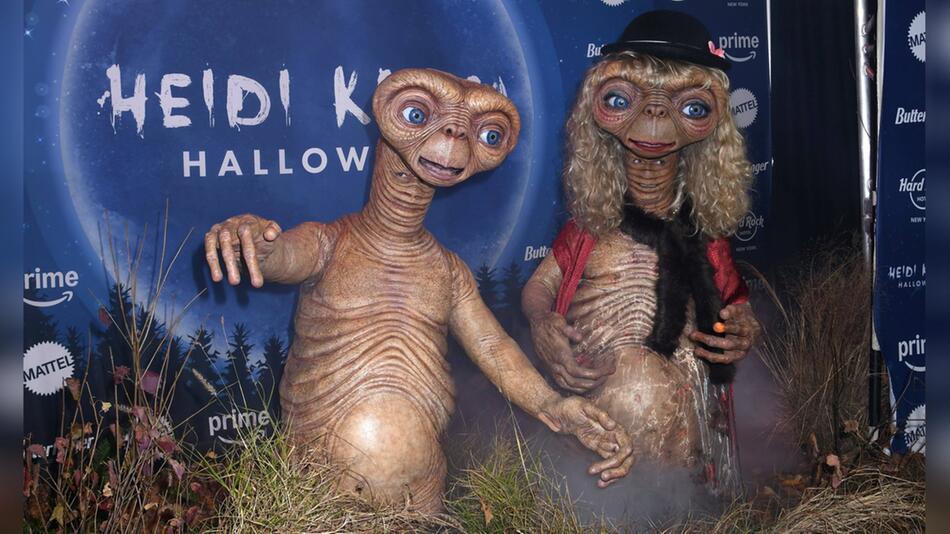 Tom Kaulitz (l.) und Heidi Klum mussten für ihr "E.T."-Kostüm Schmerzen in Kauf nehmen.