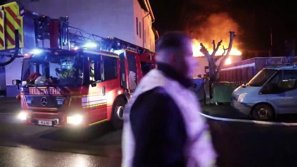 Dachstuhlbrand in Langenhagen: Zwei Menschen verletzt