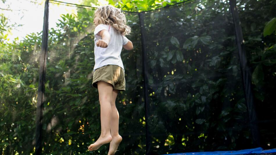 Ein Kind auf einem Trampolin
