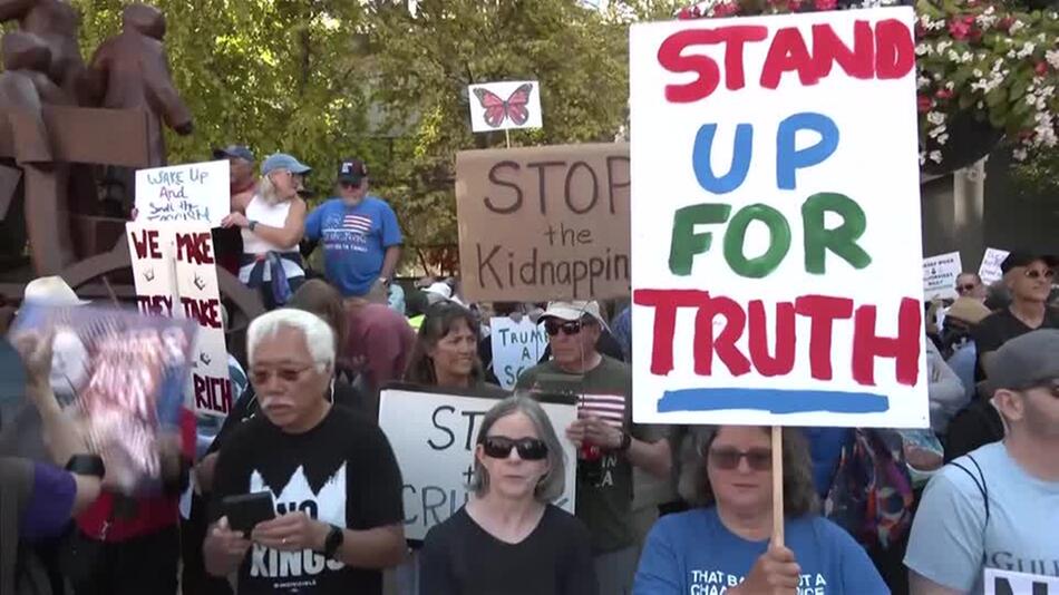 Tausende protestieren in Chicago gegen Razzien der US-Einwanderungsbehörde ICE