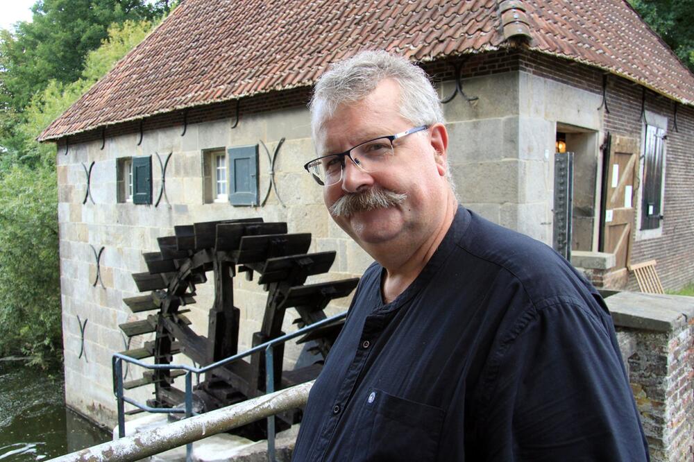 Mühlenexperte Detlev Flores vor der Wassermühle Mallum