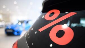 Prozentzeichen klebt auf der Scheibe eines Autos