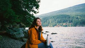 Frau schaut nachdenklich aufs Wasser