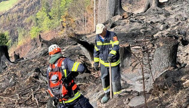 Feuerwehrleute kämpfen weiter gegen Glutnester