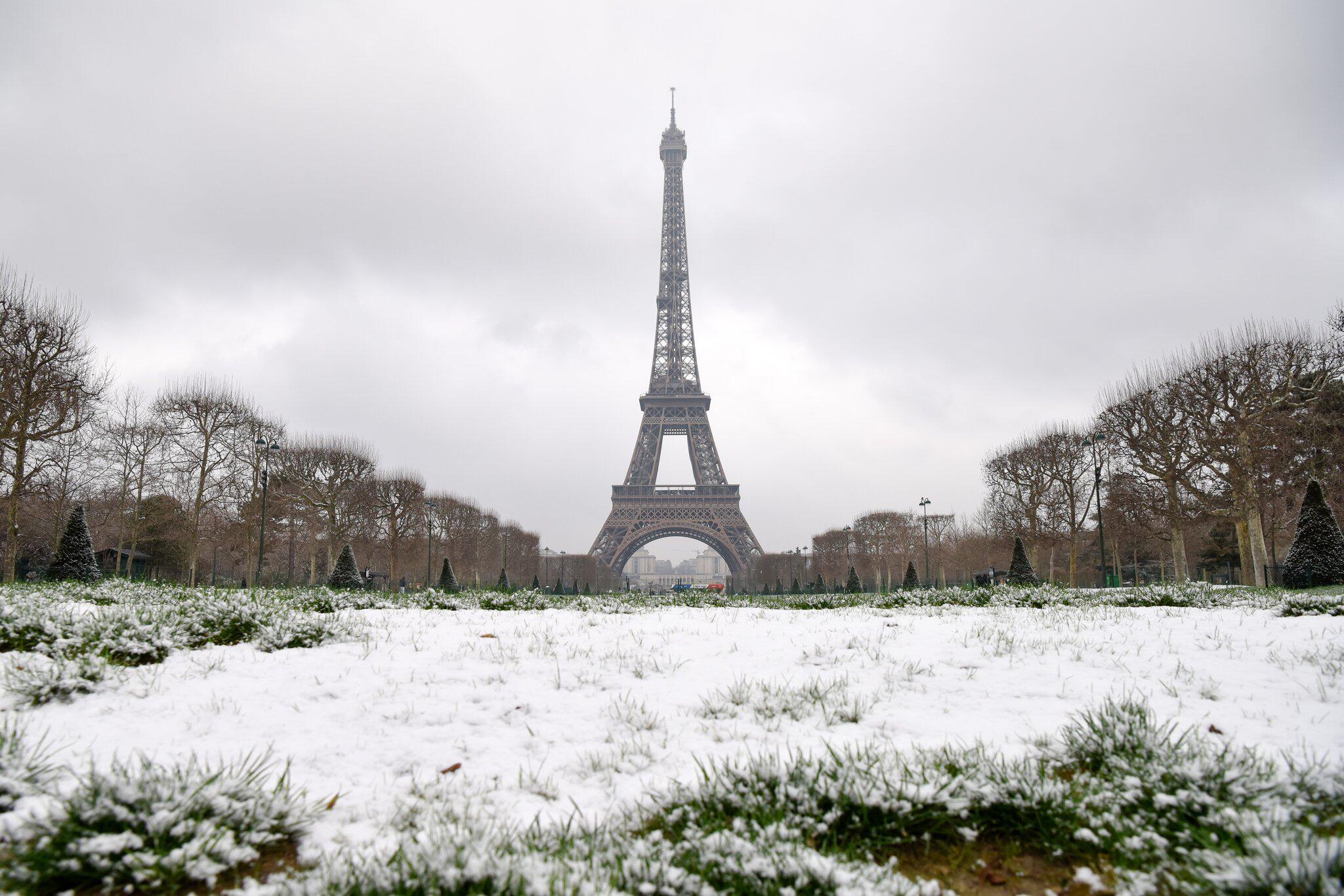 Область парижа. Франция Эйфелева башня зимой. Эльфивая башня зима. Эйфель Германия город зимой. Зимний Париж.