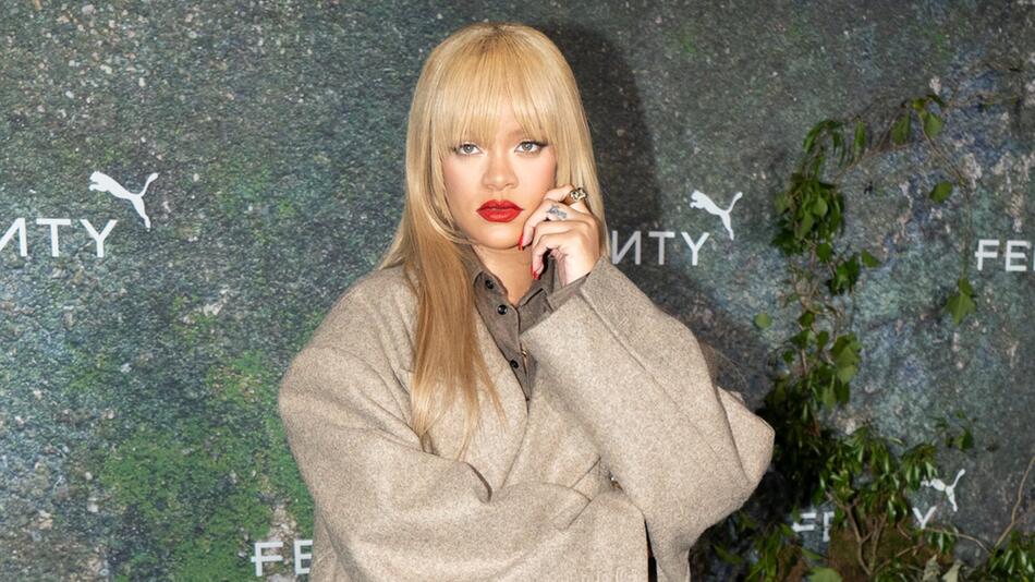 Rihanna mit neuer Haarfarbe beim Launch ihrer neuen Fenty x Puma Kollaboration.