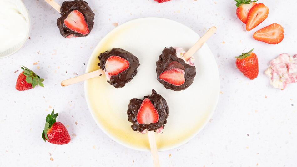 Erdbeer-Joghurt-Eis am Stiel