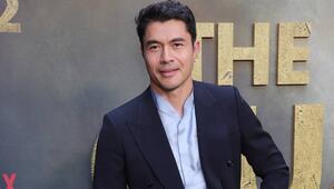 Schauspielstar Henry Golding spürt Druck und Erwartungen rund um James Bond.