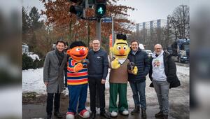 Ernie und Bert besuchten die Einweihung der Ampeln.