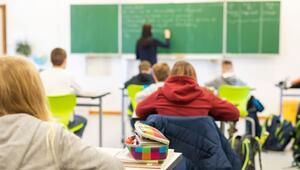 Schüler sitzen während des Unterrichts in ihrem Klassenzimmer