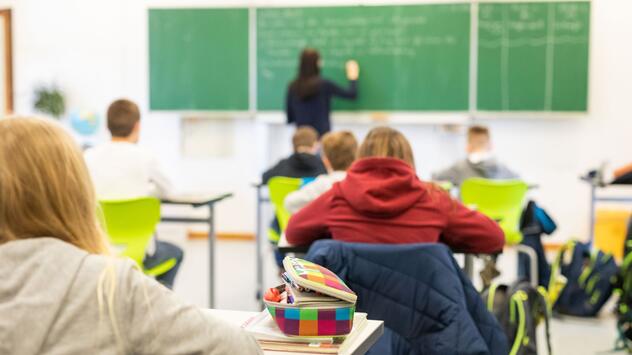 Schüler sitzen während des Unterrichts in ihrem Klassenzimmer