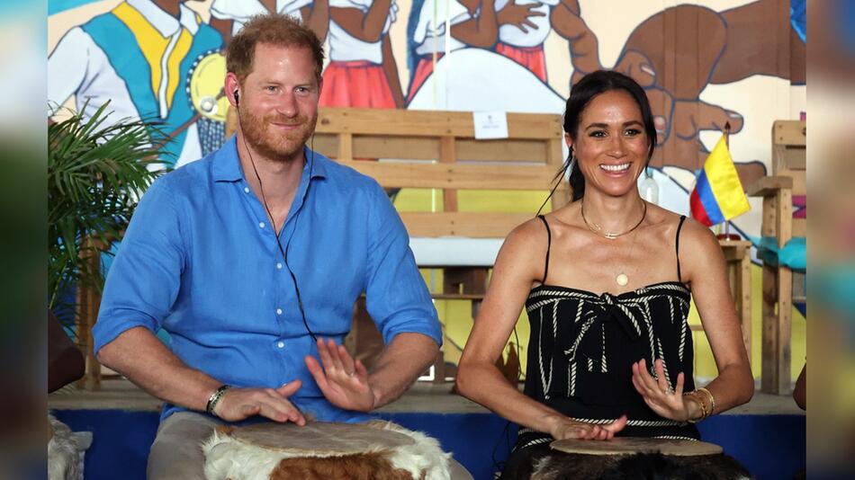 Prinz Harry und Herzogin Meghan trommeln in Cartagena mit den Schülern.