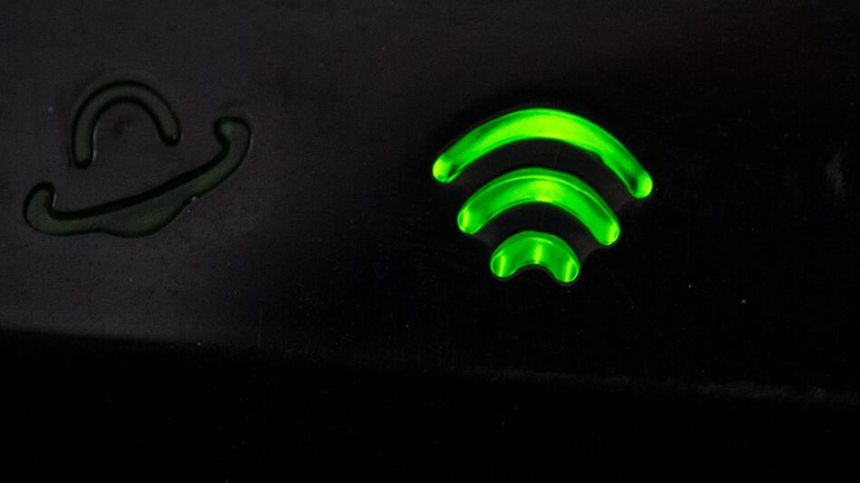 WLAN-Symbol leuchtet an einem Router