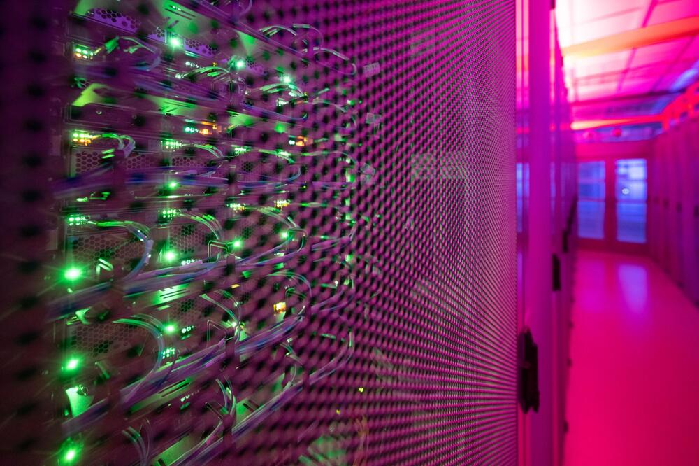 LEDs leuchten in einem Serverschrank in einem Rechenzentrum