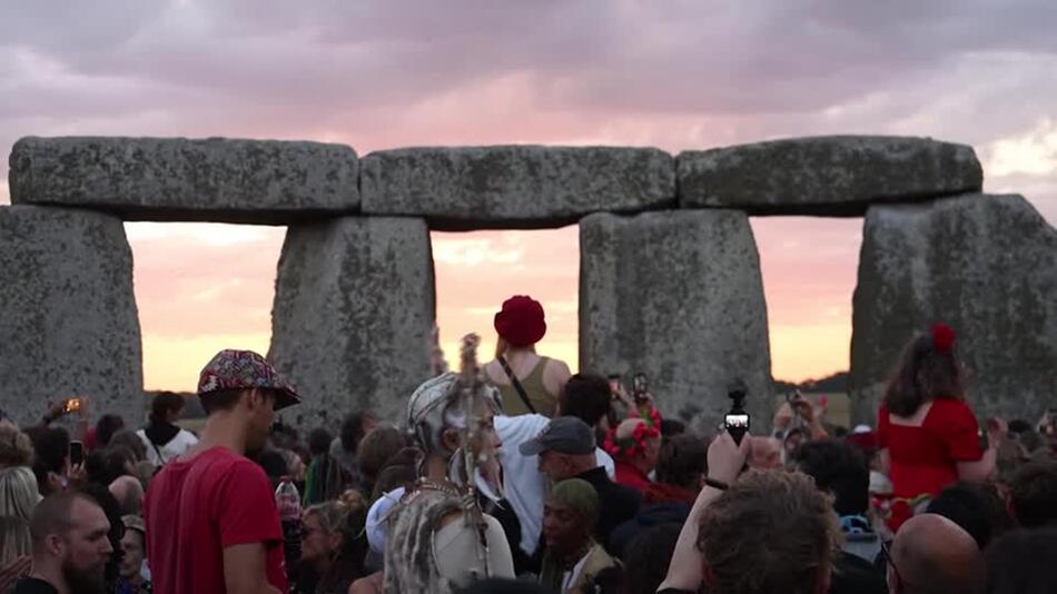 Party im Steinkreis: Hunderte Menschen feiern Sommersonnenwende